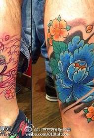 Uzorak tetovaže cvijeta božura koji pokriva staru atmosferu tetovaža
