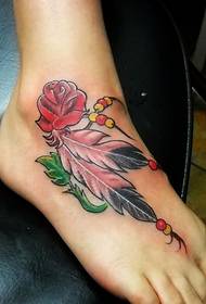 bellissimi fiori rossi e immagini di tatuaggi di piume sul collo del piede