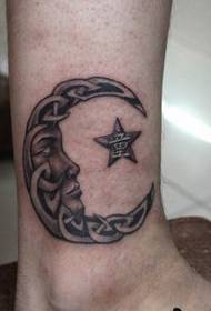 Motivo tatuaggio gamba: motivo tatuaggio stella luna gamba