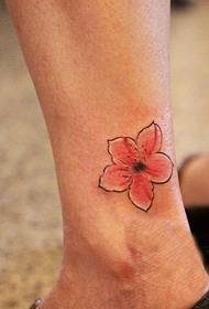në këmbët e zhveshura Modeli i tatuazhit me petale të vogla të freskëta