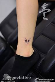 Klasičen vzorec tetovaže antilope na gležnju