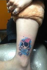 привлекательный мультяшный цветной рисунок татуировки черепа на лодыжке