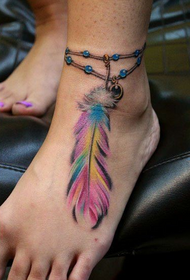 pied de femme beau tatouage de cheville de plume