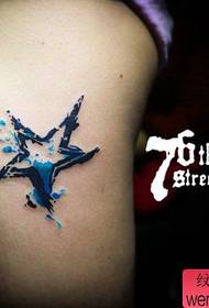 Gražus ir gražus lašinamas pentagramos tatuiruotės modelis mergaitėms