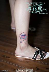 ayak bileği üzerinde suluboya lotus çiçeği dövme