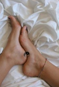 Tatuaggio Bagua in bianco e nero per i piedi delle ragazze