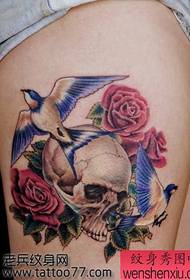 alternativt ben skalle ros tatuering mönster