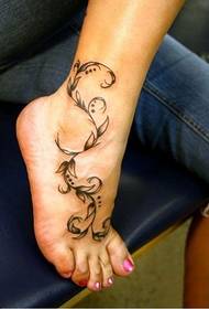 vrouwelijke voet eenvoudige mooie bloem wijnstok tattoo