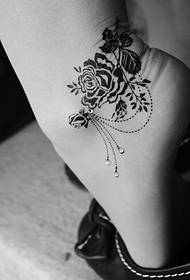 gražus tatuiruotės darbas ant snukio