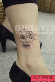 modello di tatuaggio elefante super carino gamba della ragazza