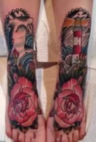 un conjunto de tatuajes de pie en la parte posterior del pie