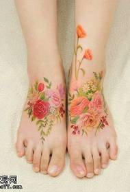 φρέσκο floral τατουάζ μοτίβο στο πόδι