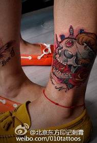 poros spalvingas kaukolės tatuiruotės modelis