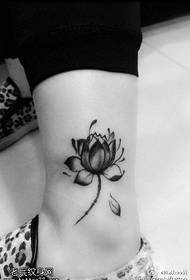 Delikatny czarno-szary wzór tatuażu z lotosu