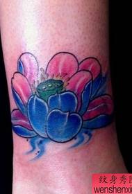 un colorato disegno del tatuaggio del loto sulla gamba della ragazza