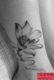 Pięknie tuszowany wzór tatuażu lotosu na nogach dziewczynki 46681 - wzór tatuażu słonia totem na nodze dziewczyny