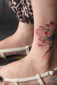 mergaitės kojos tik gražus rašalo lotoso tatuiruotės modelis