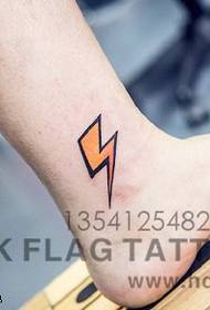 modello di tatuaggio lampo semplice e fresco