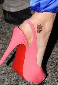 fată picior drăguț tatuaj căpșuni