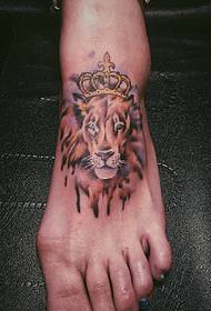 tatuaggio del leone della corona dell'acquerello del piede