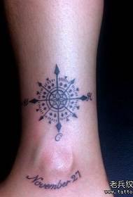 klenge Been einfach Totem Compass Tattoo Muster