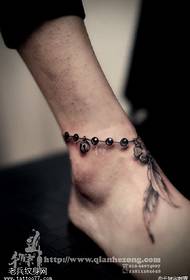 bellissimo modello di tatuaggio alla caviglia