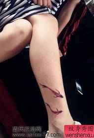 Bellissimo piccolo disegno del tatuaggio Koi sulla gamba