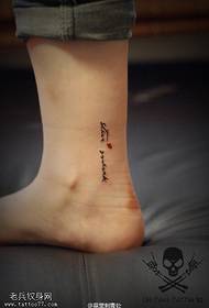 tatuaggio rossetto personaggio sulla caviglia