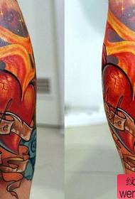 modello tatuaggio gamba: modello tatuaggio rosa fiamma amore colore gamba