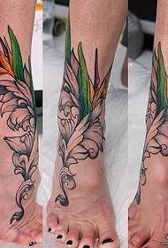 cor de pés patrón de tatuaxe de flores de plumas