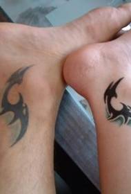 пара ногі унікальных татэм еўрапейскіх і амерыканскіх любоўных татуіровак