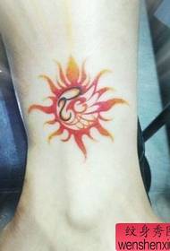 腿上有美麗的彩色圖騰太陽紋身圖案