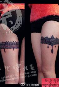 Секси модна лепотица на ногама чипка тетоважа узорак