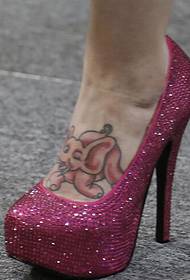 una foto di un piccolo modello di tatuaggio elefante sulla parte posteriore del piede 48427-Bella immagine classica del modello del tatuaggio del rondine di bell'aspetto del piede