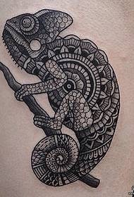 motif de tatouage caméléon totem géométrie cuisse