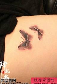 ás nenas gustan o patrón de tatuaxe de bolboreta da perna