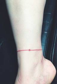 mergina basomis kojomis raudonos tatuiruotės paveikslėlis yra labai gražus