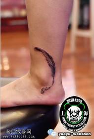 delicato tatuaggio con piume sulla caviglia