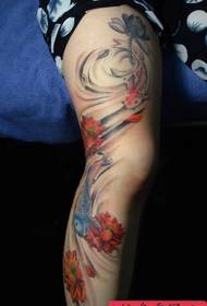 女孩子腿部精美的水墨画鲤鱼莲花纹身图案