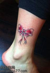 jambes regardent beau motif de tatouage de papillon