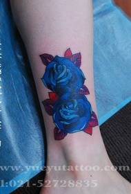 jente ben europeisk og amerikansk stil rose tatovering mønster