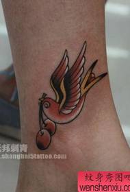 modello di tatuaggio rondine stile europeo e americano della gamba della ragazza
