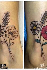 Padrão de tatuagem Floral realista no tornozelo