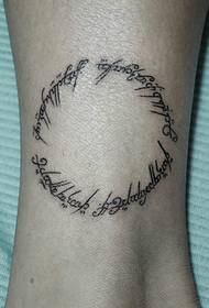 creativo tatuaggio inglese rotondo a piedi nudi che significa straordinario