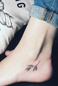 Pequeño patrón de tatuaje tótem fresco y simple en los pies descalzos