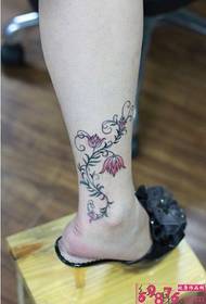 Peu de la imatge del tatuatge de vinya de lotus fresc i bonic