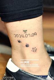 Orso sulla caviglia Modello di tatuaggio con data di palma