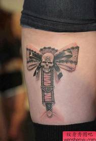 belle gambe della ragazza modello del tatuaggio del pizzo dell'arco