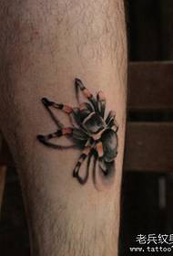 bacak üzerinde güzel bir renkli örümcek dövme deseni