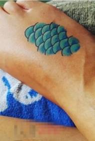 ragazze sul retro della pittura ad acquerello dipinto piccolo modello di tatuaggio di foglie fresche